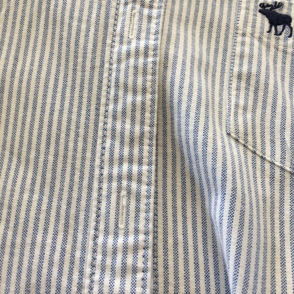 Abercrombie & Fitch Pinstripe 👕 - Picture 5 of 7